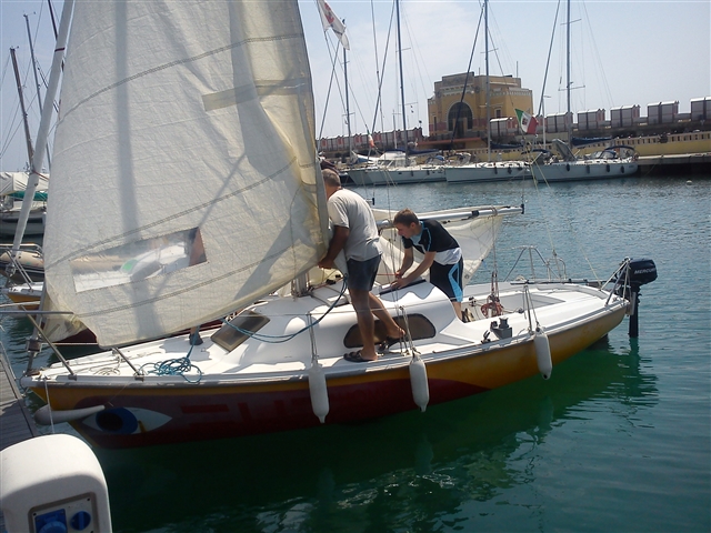 Davide aiuta Alberto a montare le scotte del fiocco genoa